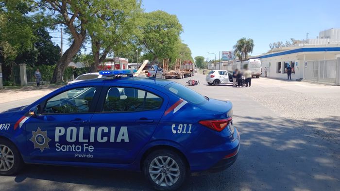 Fuerte choque con un motociclista herido frente a la planta de Ilolay en Bella Italia - 2