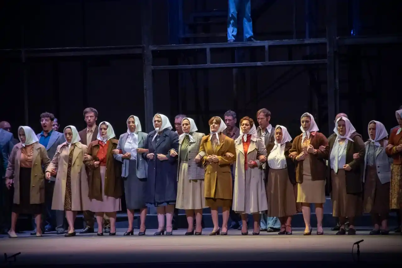 Emotiva reposición de “Estaba la madre” en el Teatro Argentino, con presencia de Javier Gastón