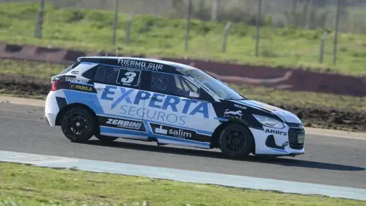 El Chevrolet Onix de los Canapino en Clase 3.