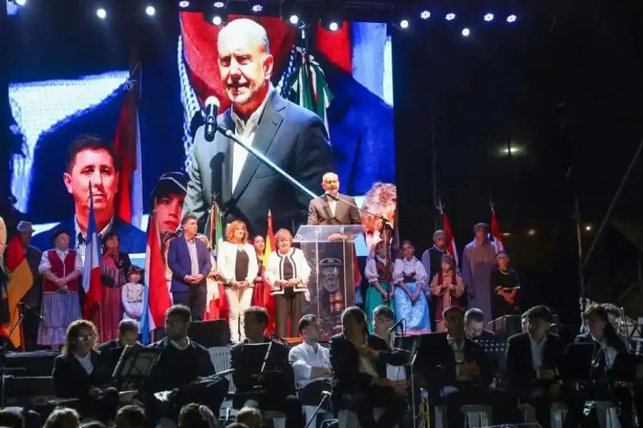 “A quienes fueron los impulsores de toda esa gesta gringa es un buen momento siempre para homenajearlo, para reconocer y para alentar a quienes hoy en la actualidad siguen haciendo agricultura y siguen forjando futuro”, expresó el gobernador.