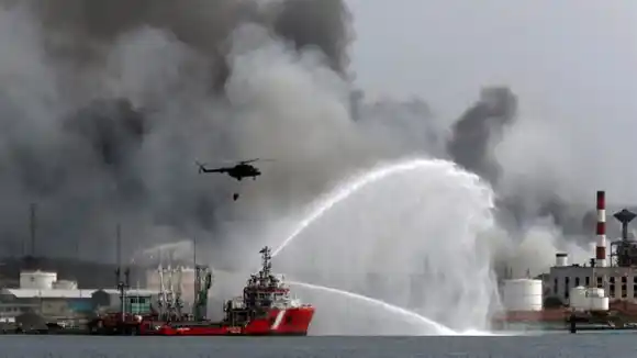 CONTROLADO PARTE DEL INCENDIO de tanques de combustible en Cuba