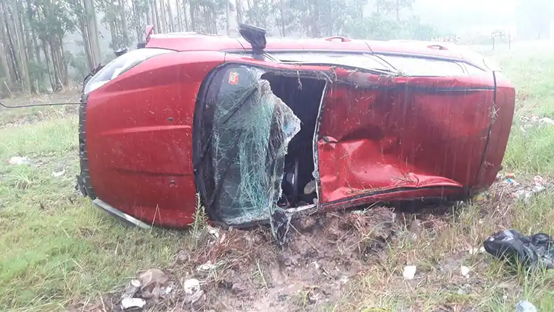 Un auto fuera de control dio varios tumbos y terminó destruido al volcar en la Ruta 14