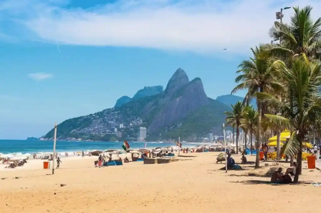 Playa por playa: cómo avanzan los casos de gastroenteritis en Brasil. (Foto: EFE)