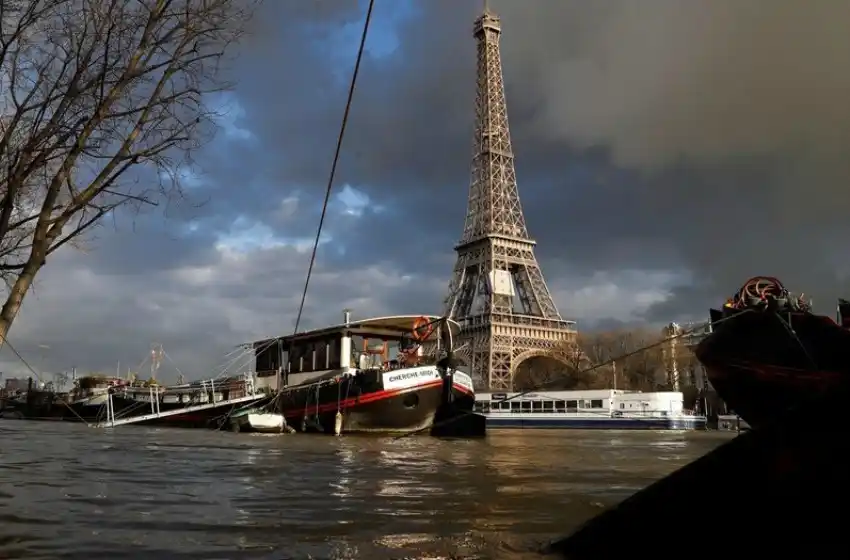 París está inundada por el Río Sena