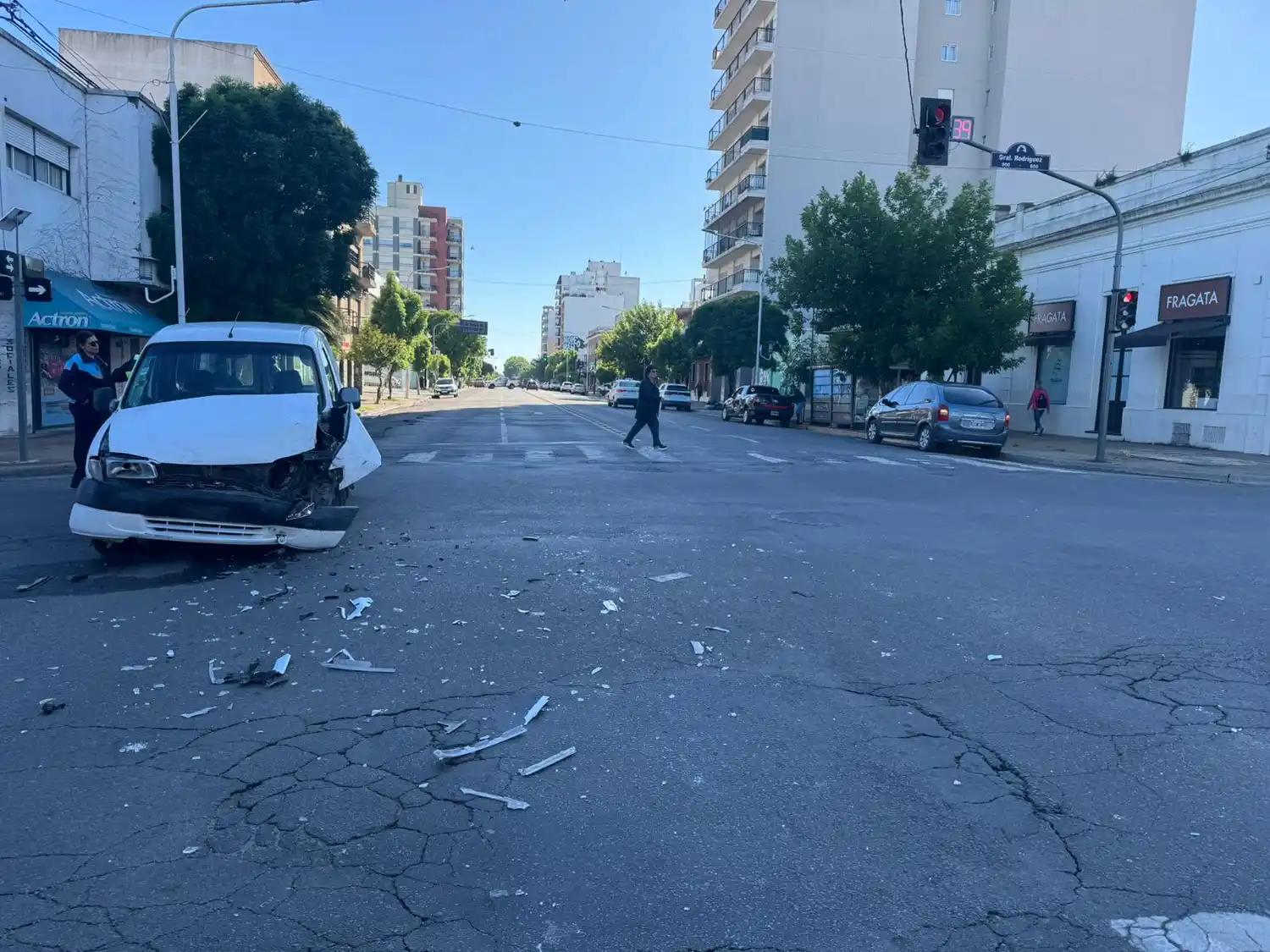 Dos conductores hospitalizados y tránsito restringido por un accidente en Rodríguez y España