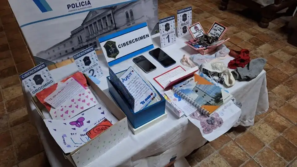 Elementos secuestrados en el domicilio del presunto abusador. (Policía bonaerense)
