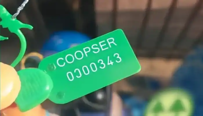 Los estafadores colocaron precintos adulterados en diversos barrios.