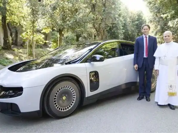 León XIV recibe como obsequio el volante del Ferrari Luce, el primer automóvil 100% eléctrico de la marca italiana
