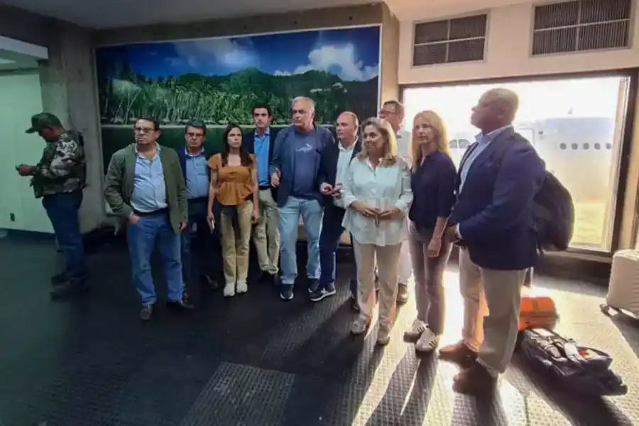 Imagen difundida por el presidente del PP, Alberto Nuñez Feijóo, en su cuenta de Twitter, de la delegación de parlamentarios del PP en el aeropuerto de Caracas. EFE/@NunezFeijo