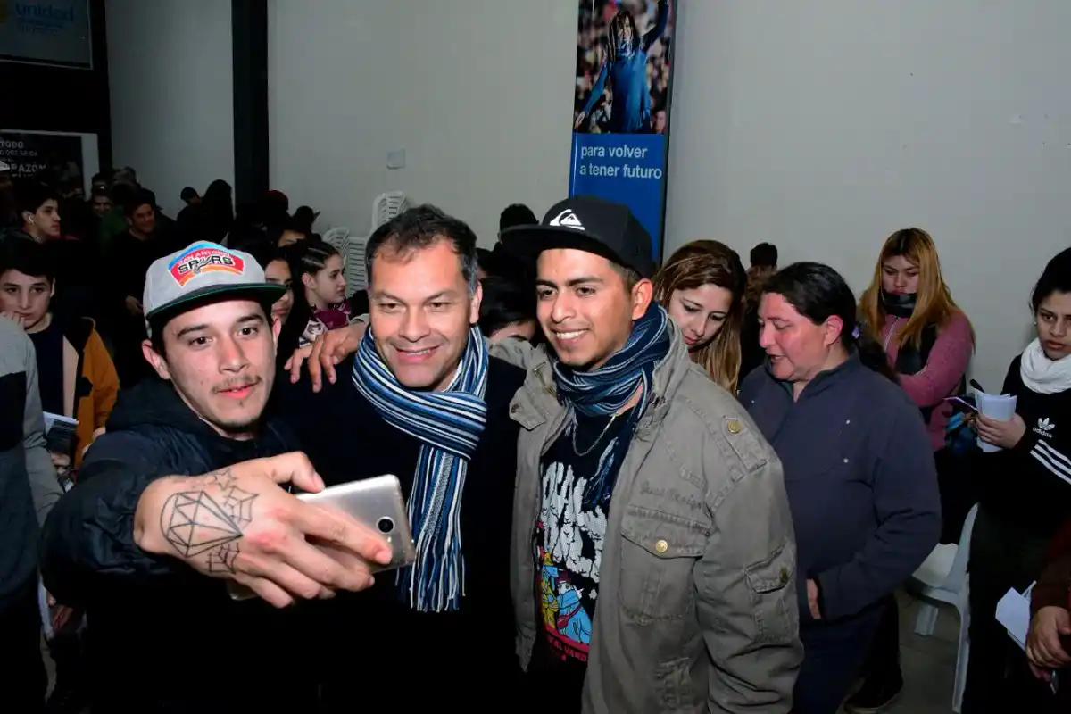 Un Intendente "piola": Festa participó de un encuentro "ATR" con jóvenes en Moreno