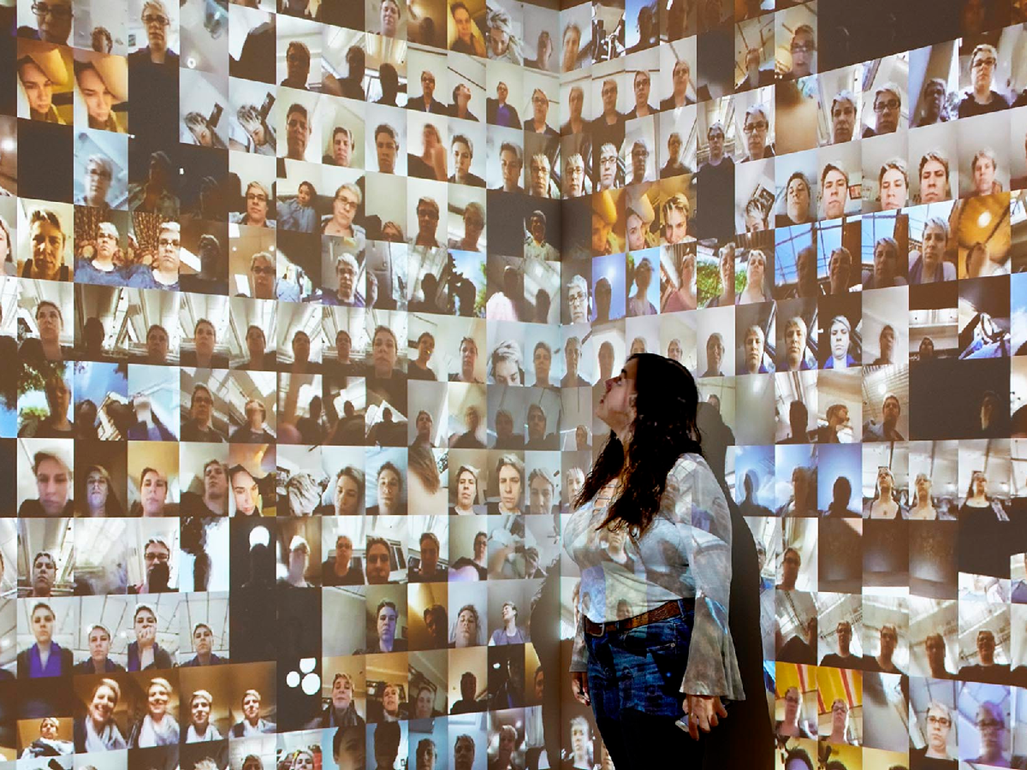 Del arte-correo a la selfie, cómo se transformó nuestro gesto de compartir una foto