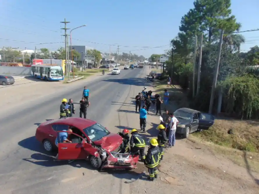 Fuerte choque entre dos autos en Marcos Ciani y Lussenhoff