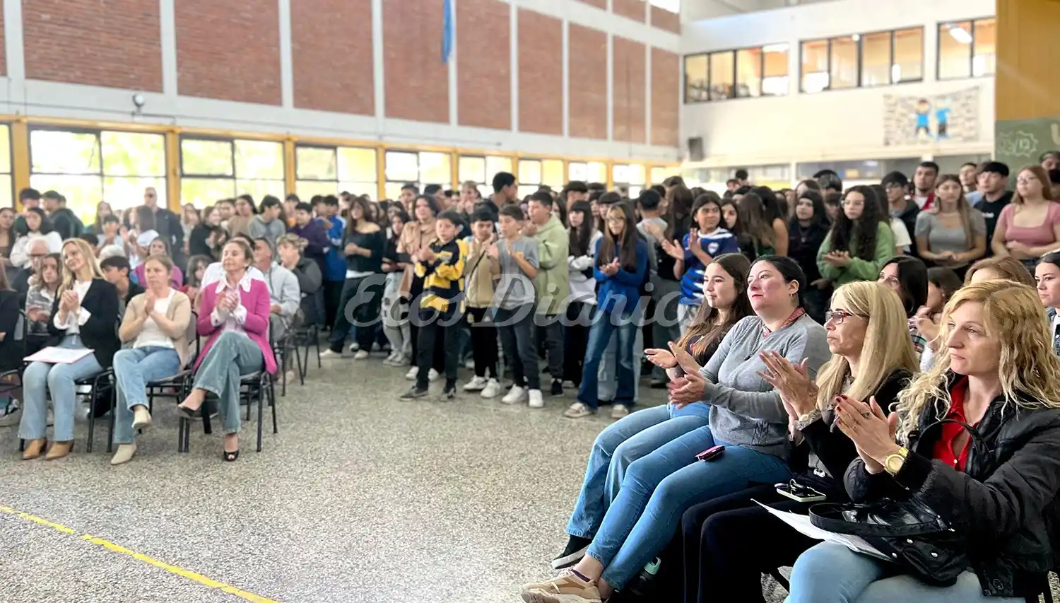 Aplausos. Elogios y entrega de diplomas a los estudiantes autores del libro