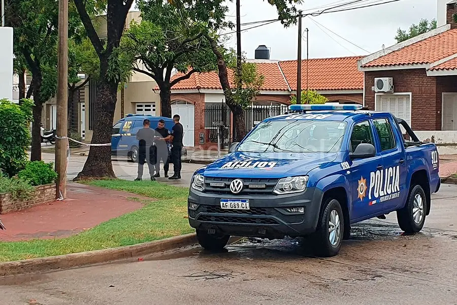 Gran despliegue policial por una persona fallecida en barrio Mosconi