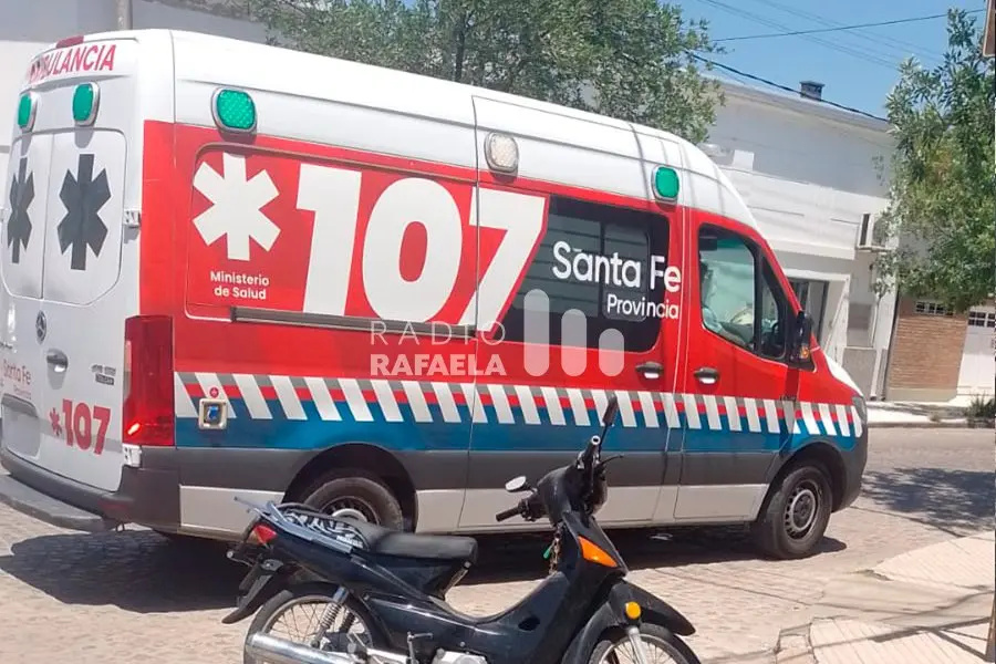 Insólito accidente en la ciudad: una adolescente se descompensó, perdió el control de su bicicleta y chocó contra una motocicleta