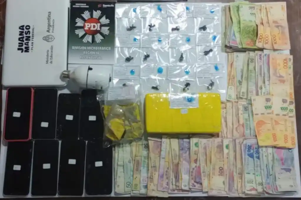 En total, la droga incautada alcanzó los 1.055,4 gramos.
