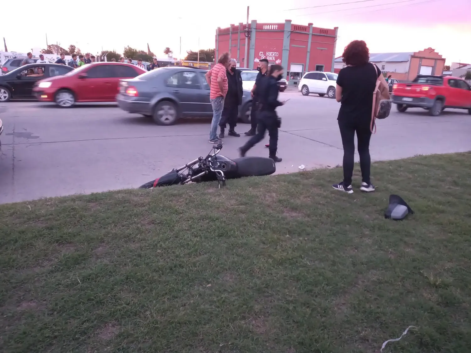 Dos motociclistas hospitalizados luego de chocar con una camioneta