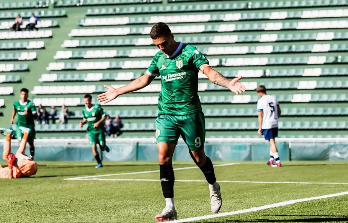 El tandilense Marcos Echeverría festeja el gol (Foto: prensa Banfield).