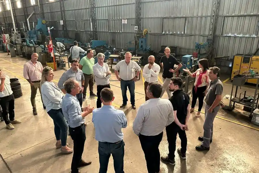En la visita a Moises Ville, la comitiva del Gobierno provincial recorrió la fábrica de mayonesa Agroindustrias Regionales