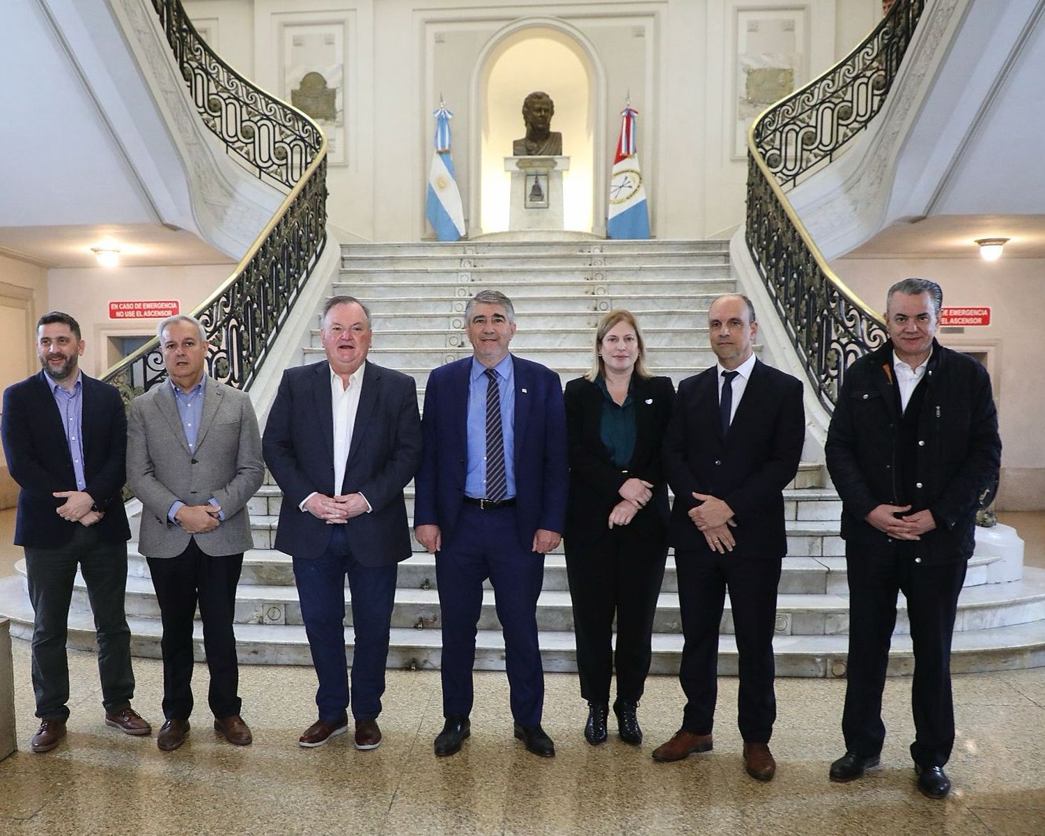 Bastía (centro) junto a la Vicegobernadora e integrantes de la coalición  política.