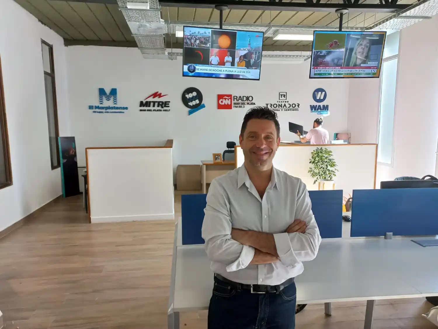 Adrián Caballero, prestigioso diseñador de alta costura en la nueva redacción de El Marplatense.