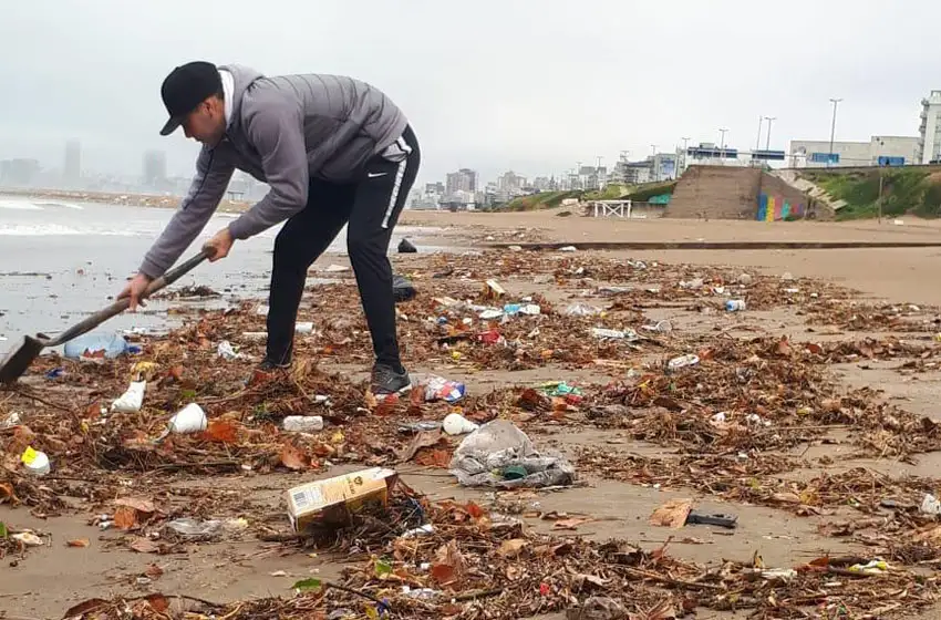 Mar del Plata limpia: llaman a juntar basura en playas