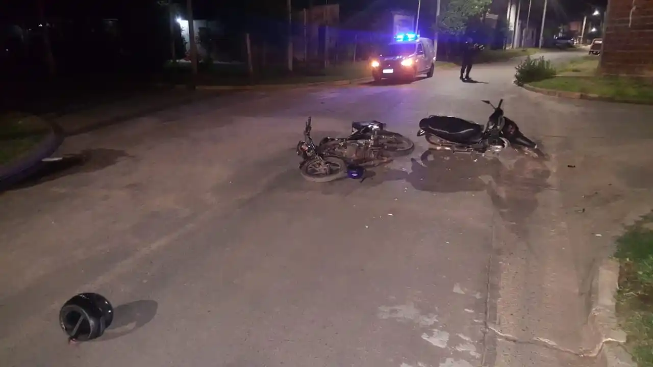 Chocaron dos motos y los motociclistas terminaron internados