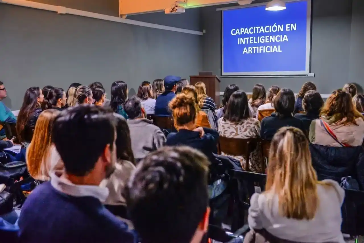 Durante el encuentro, los participantes exploraron nuevas formas de generar materiales pedagógicos mediante IA.