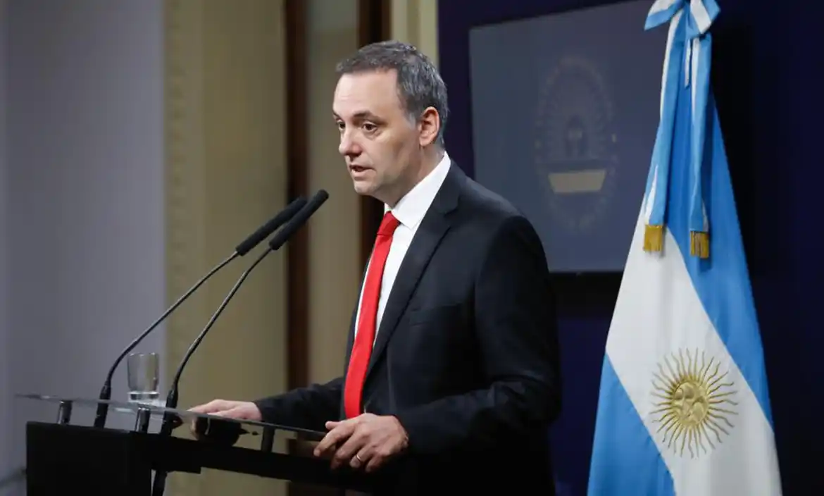 “La motosierra es eterna”: el Gobierno ratificó el ajuste y respaldó a Pettovello tras la marcha