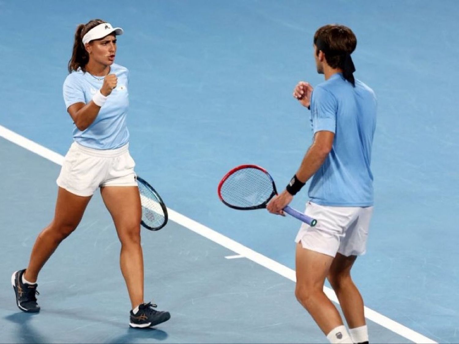 Argentina debutó con un gran triunfo ante el local