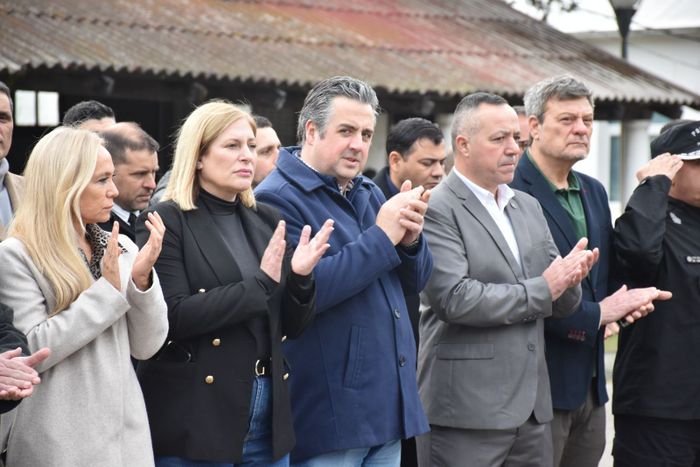 Provincia entrega minibuses a la Policía4