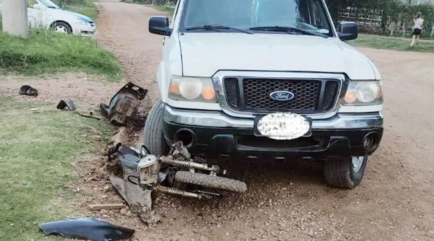 Insólito accidente: Una camioneta pisó una moto, pero el motociclista decidió huir del lugar