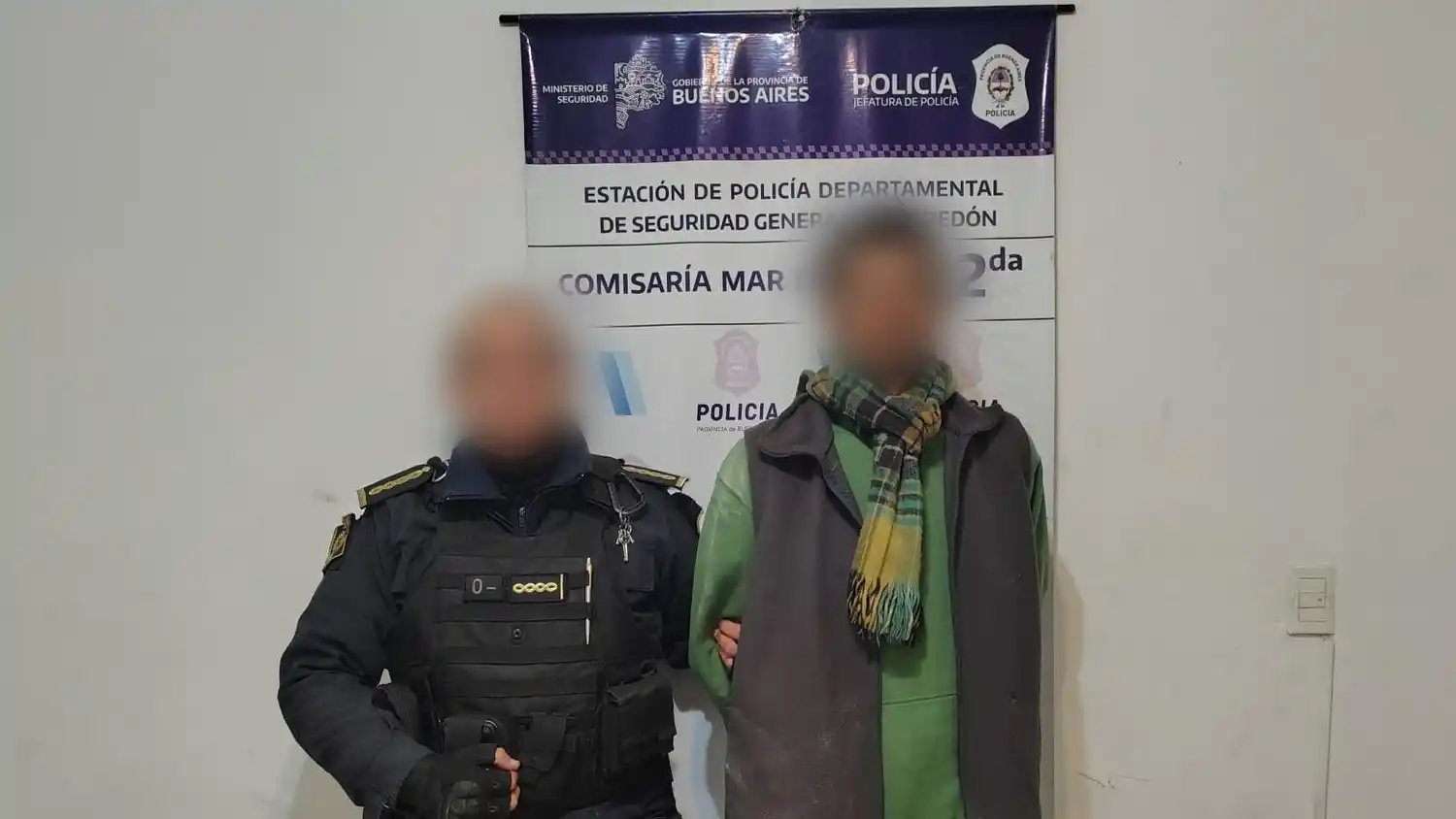 El sujeto se llevó ocho reglas de aluminio utilizadas en trabajos de albañilería.