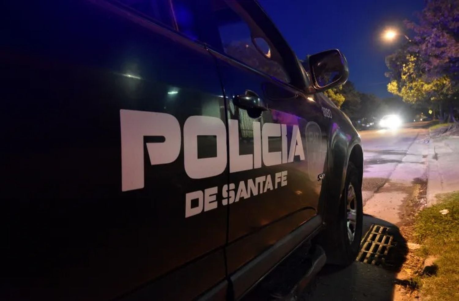 Violenta agresión de dos jóvenes contra un policía