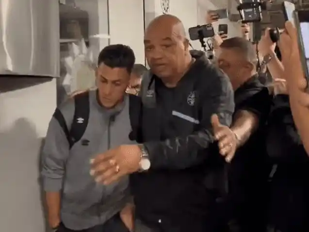 Escándalo con un exjugador de Boca en el fútbol de Brasil: intentó escupir a un árbitro y agredió a un policía