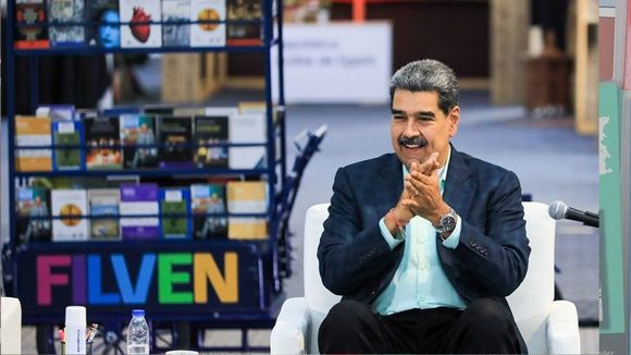 MADURO ORDENA crear círculos de lectores en todo el país (+Detalles)