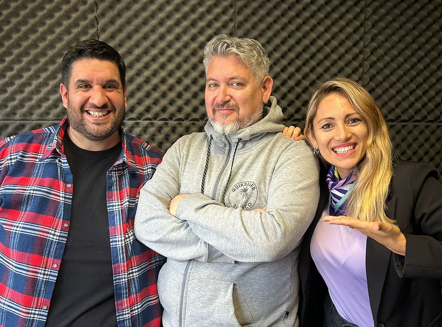Emiliano López. Junto a los conductores de Desde Temprano, Alejandro Beltrán y María Luz Argañaraz