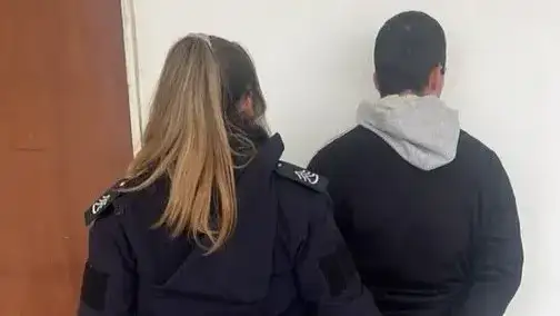 Uno de los detenidos, quien intentó agredir a los efectivos con un cuchillo.