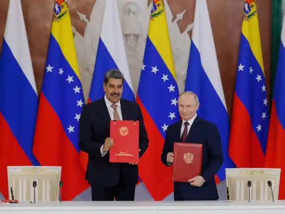 Rusia aumenta su presencia militar en Venezuela: construyó una fábrica de munición para fusiles Kaláshnikov