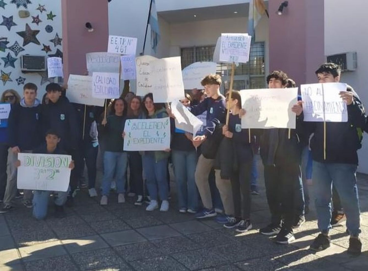Alumnos exigen el desdoblamiento del 3° año de la Modalidad Construcciones de la EETP N° 461