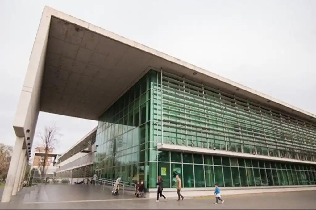 Rosario: dos hombres recibieron varios disparos mientras cenaban en la vereda