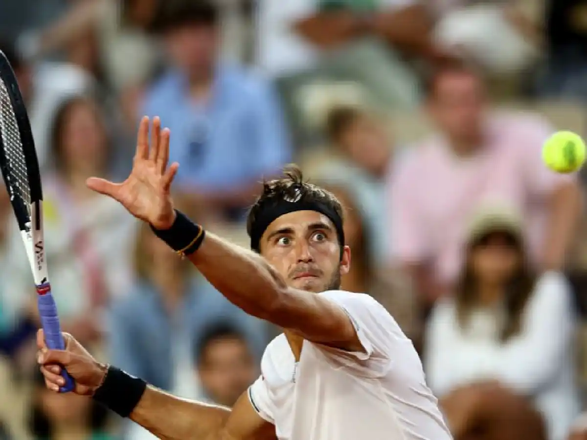 Tomás Etcheverry dio el golpe en Roland Garros: barrió en tres sets al japonés Yoshihito Nishioka y avanzó a cuartos de final