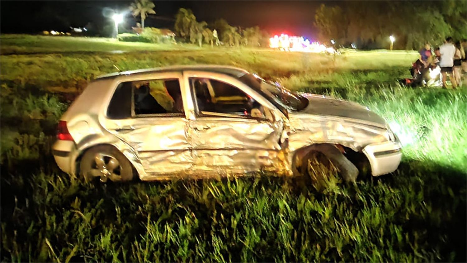 Se le cruzó algo inesperado en la ruta, se desvió y chocó contra otro auto