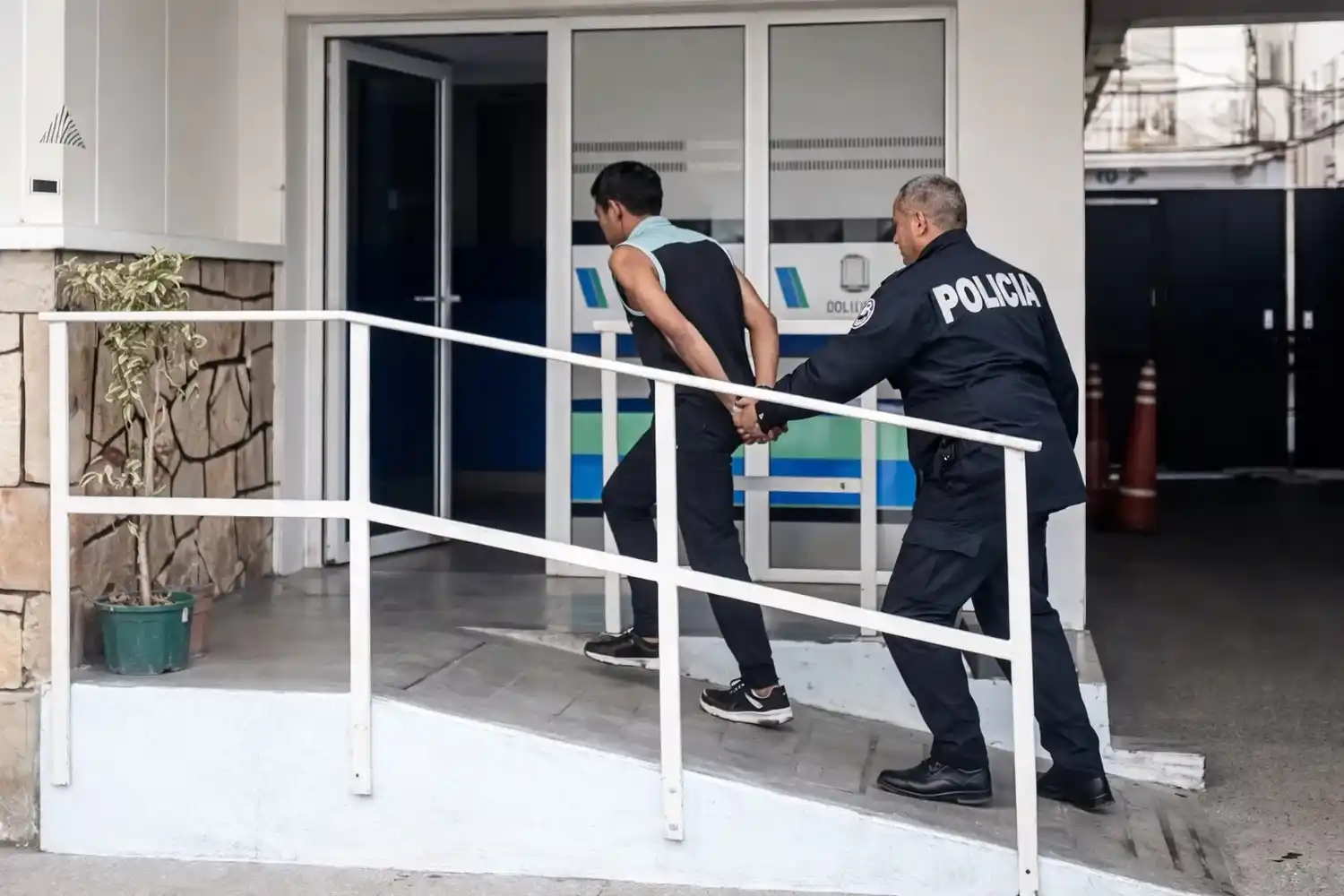 El sujeto intentó escapar, pero fue atrapado por la Policía.