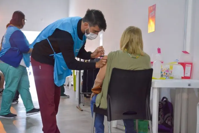 La mitad de los docentes bonaerenses que se anotaron para la vacuna ya la recibieron