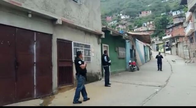 Efectivos del Grupo Bae del CICPC tienen varias horas en operativo que se lleva a cabo en la Panamericana.