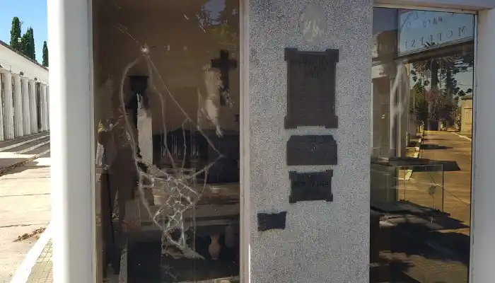 Bóveda del Pato Morresi con vidrios rotos.