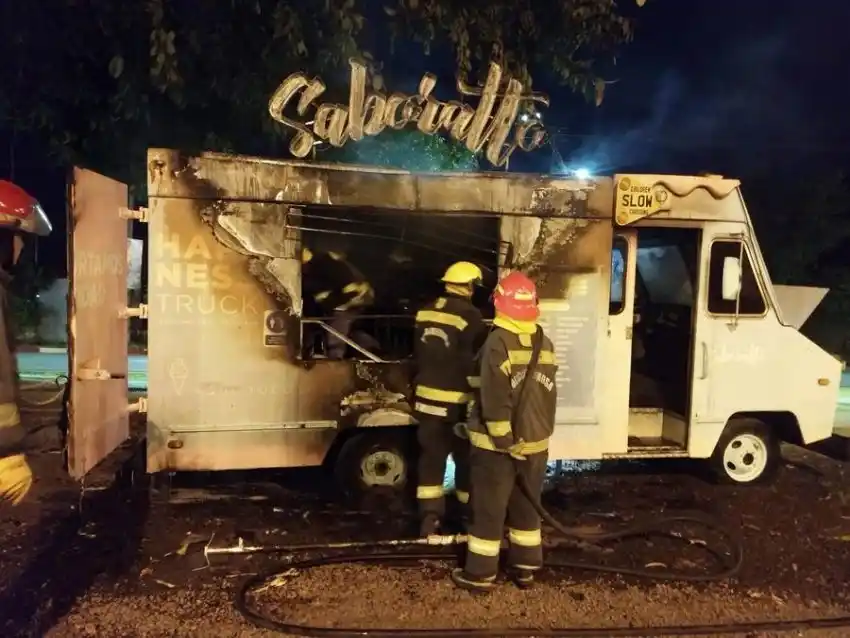 Investigan incendio de un camión de helados ubicado en sector gastronómico del paseo ferroviario