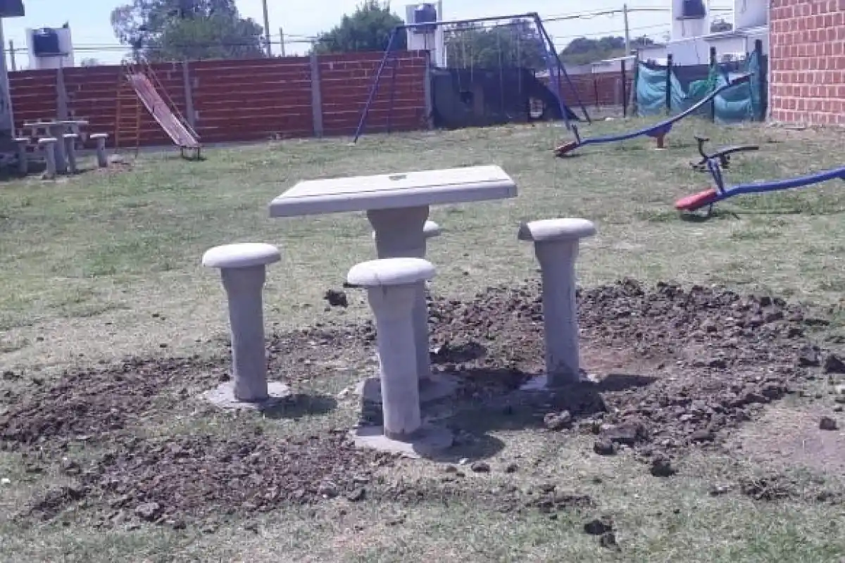 Se entregaron y colocaron bancos y mesas en una plaza de la zona norte