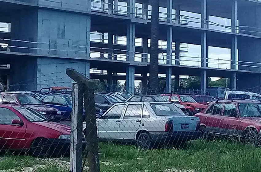 "El playón de Libertad está abandonado y lleno de autos"